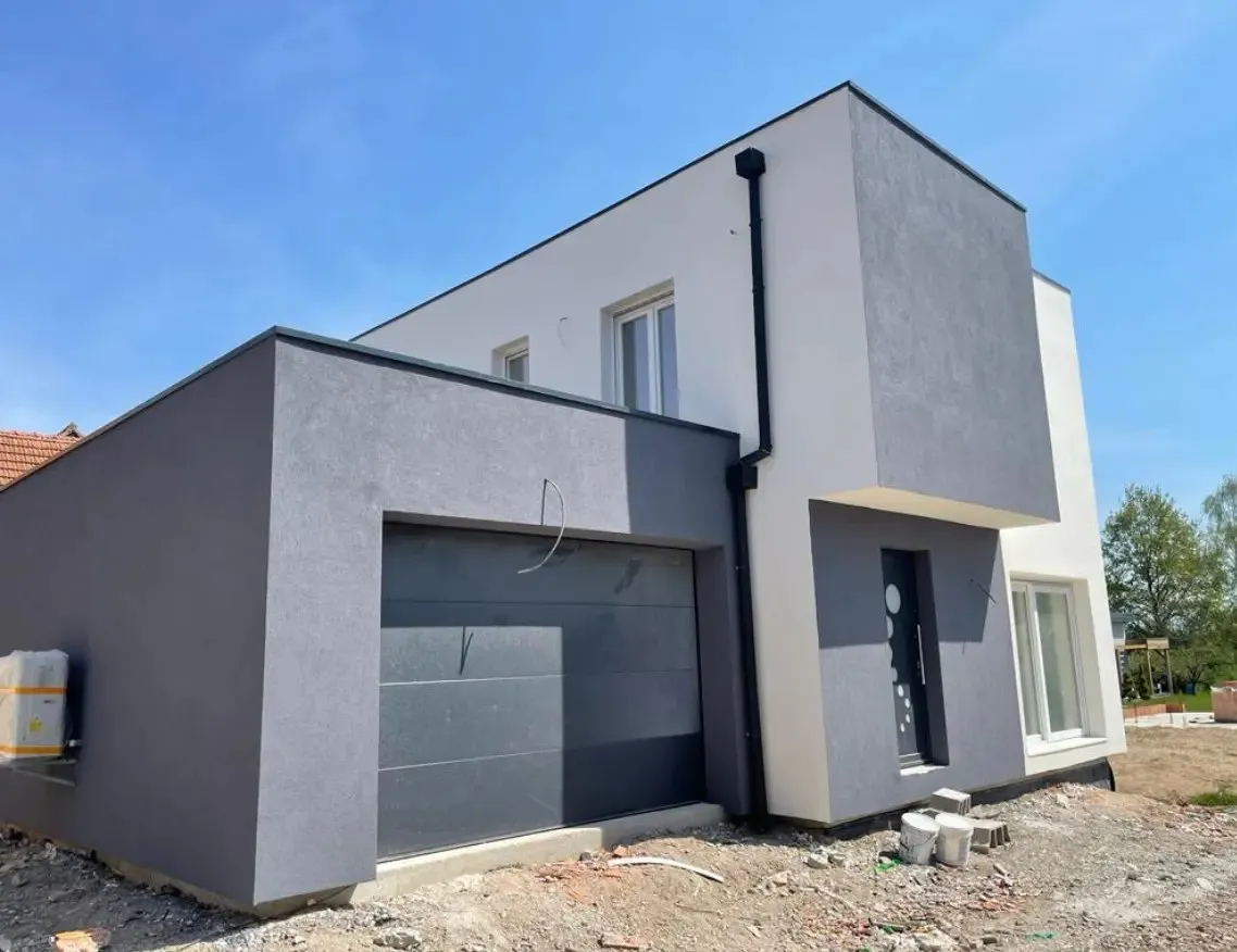 Maison contemporaine aux façades enduites gris et blanc