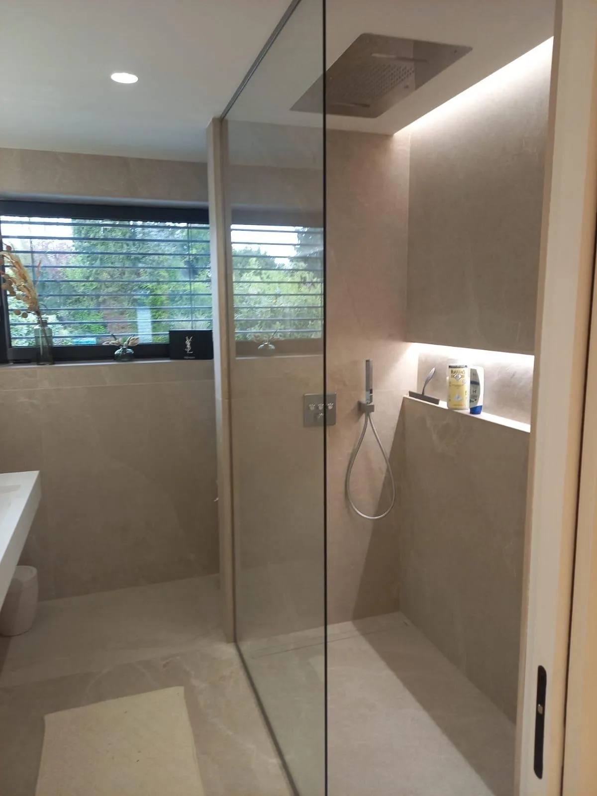 Douche à l’italienne avec paroi vitrée, pluie de plafond et niche éclairée